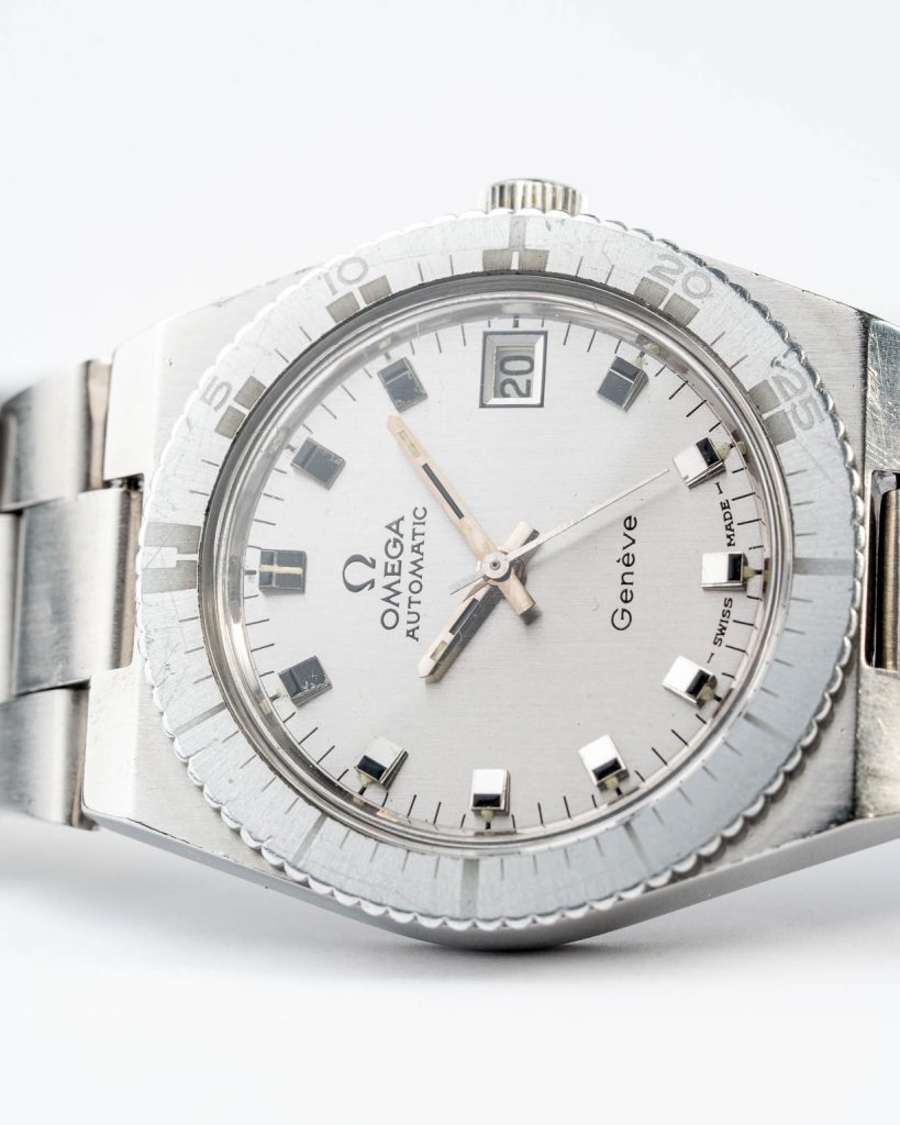 Vintage Omega Genève Diver with grey dial and integrated bracelet 166.0124 from 1972 watch dial